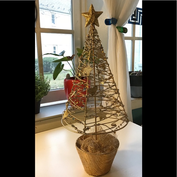 Wire crafted Christmas tree. Gold color 17”H x 7” - Picture 4 of 7